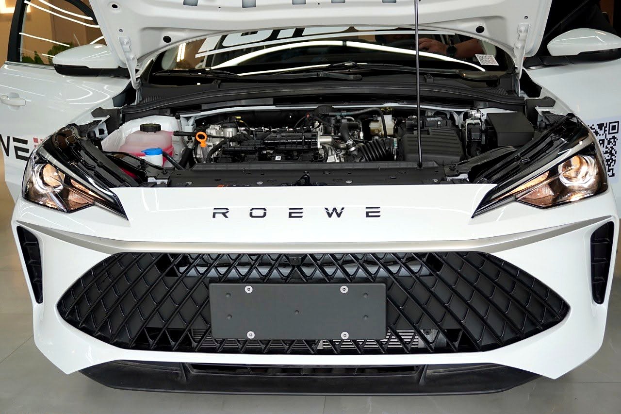 ROEWE i5 con el capó abierto mostrando el motor 1.5L GDI