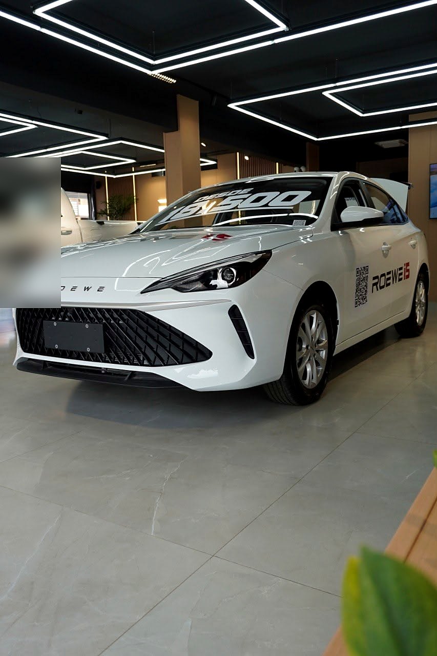 ROEWE i5 blanco en concesionario de Venezuela, vista frontal tres cuartos