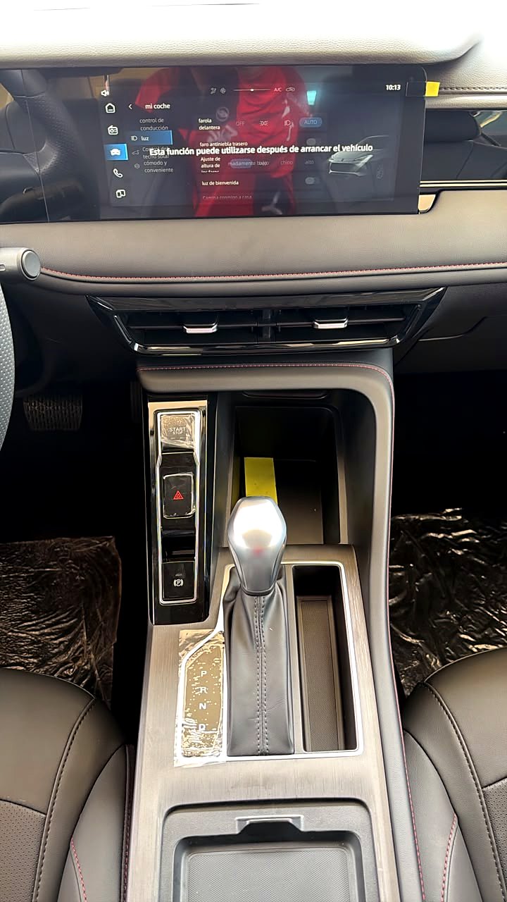 Consola central del ROEWE i5 con pantalla de 10,25 pulgadas en español y caja automática