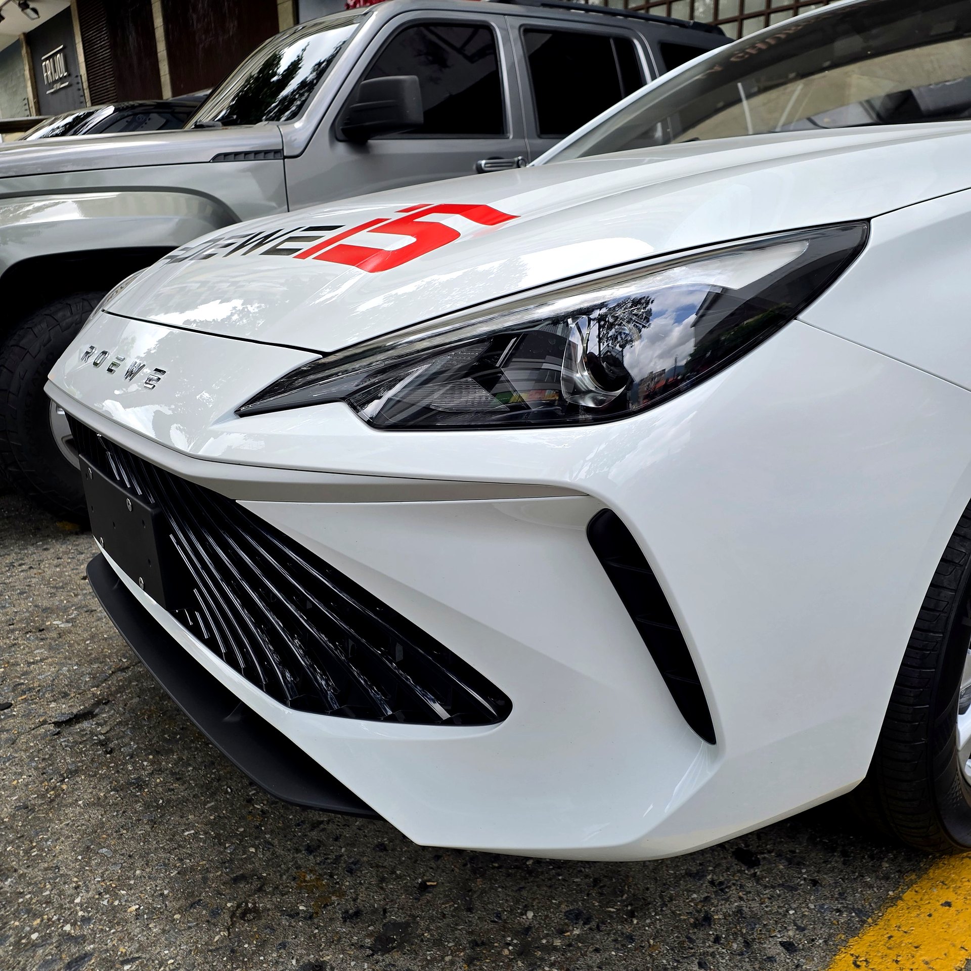 Diseño frontal deportivo del ROEWE i5 con parrilla de lamas diagonales