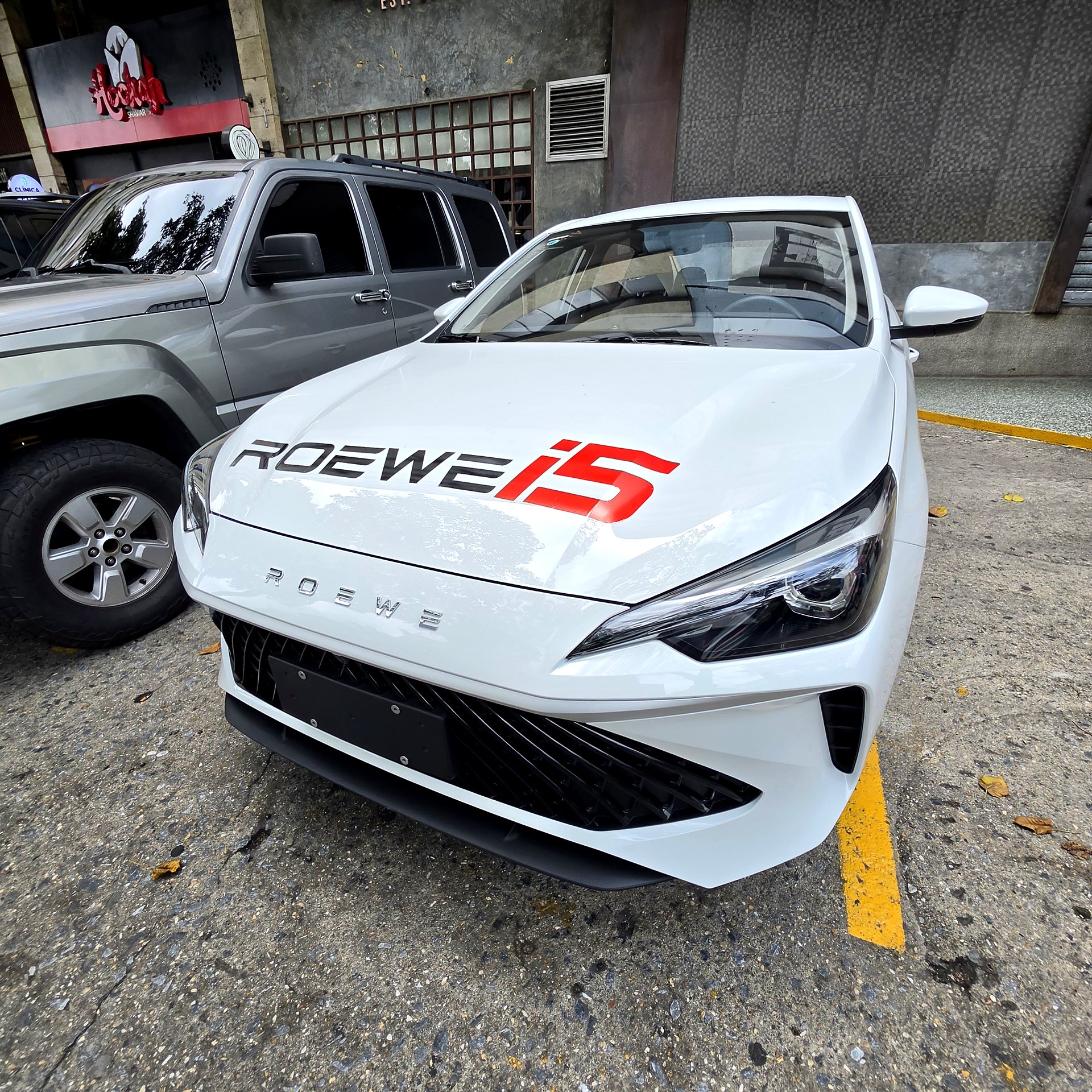 Frente del ROEWE i5 con logo ROEWE y rotulado i5 en el capó, fotografiado en Caracas
