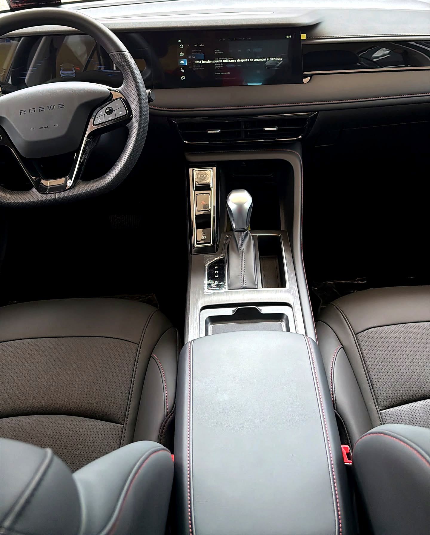 Interior del ROEWE i5 con doble pantalla de 10,25 pulgadas, consola y apoyabrazos central