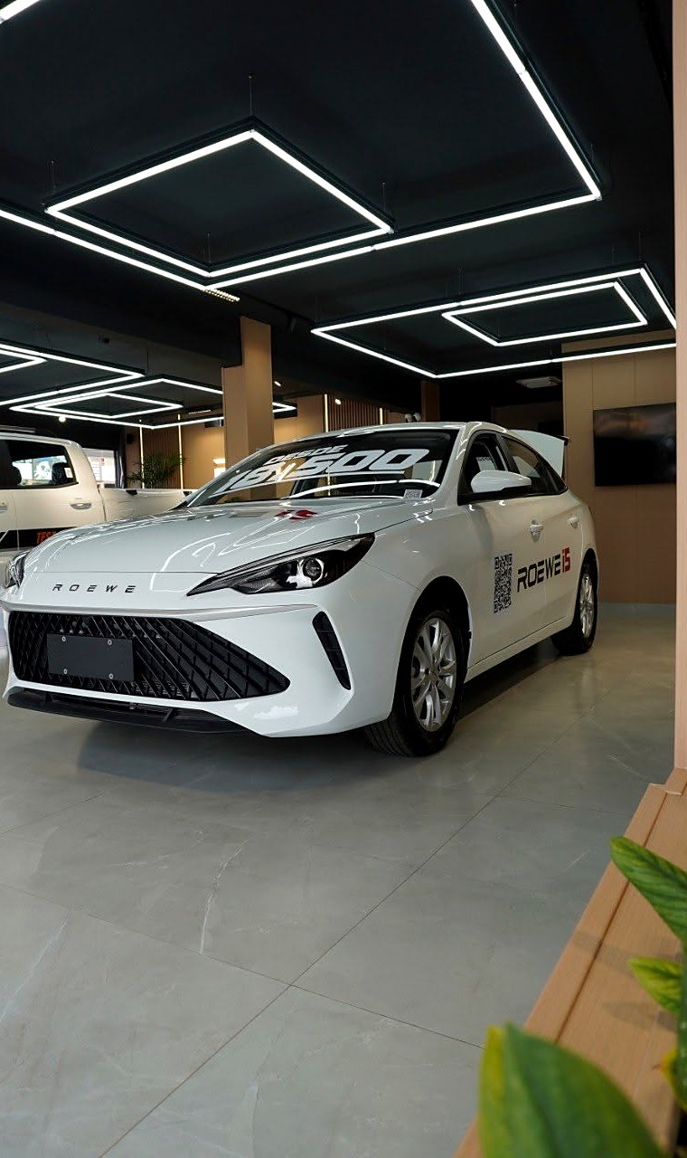 ROEWE i5 blanco tres cuartos frontal en showroom en Venezuela