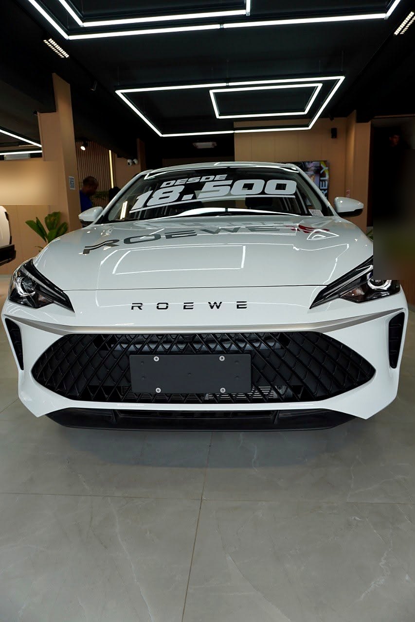 ROEWE i5 blanco vista frontal con precio desde 18.500 dólares en Venezuela