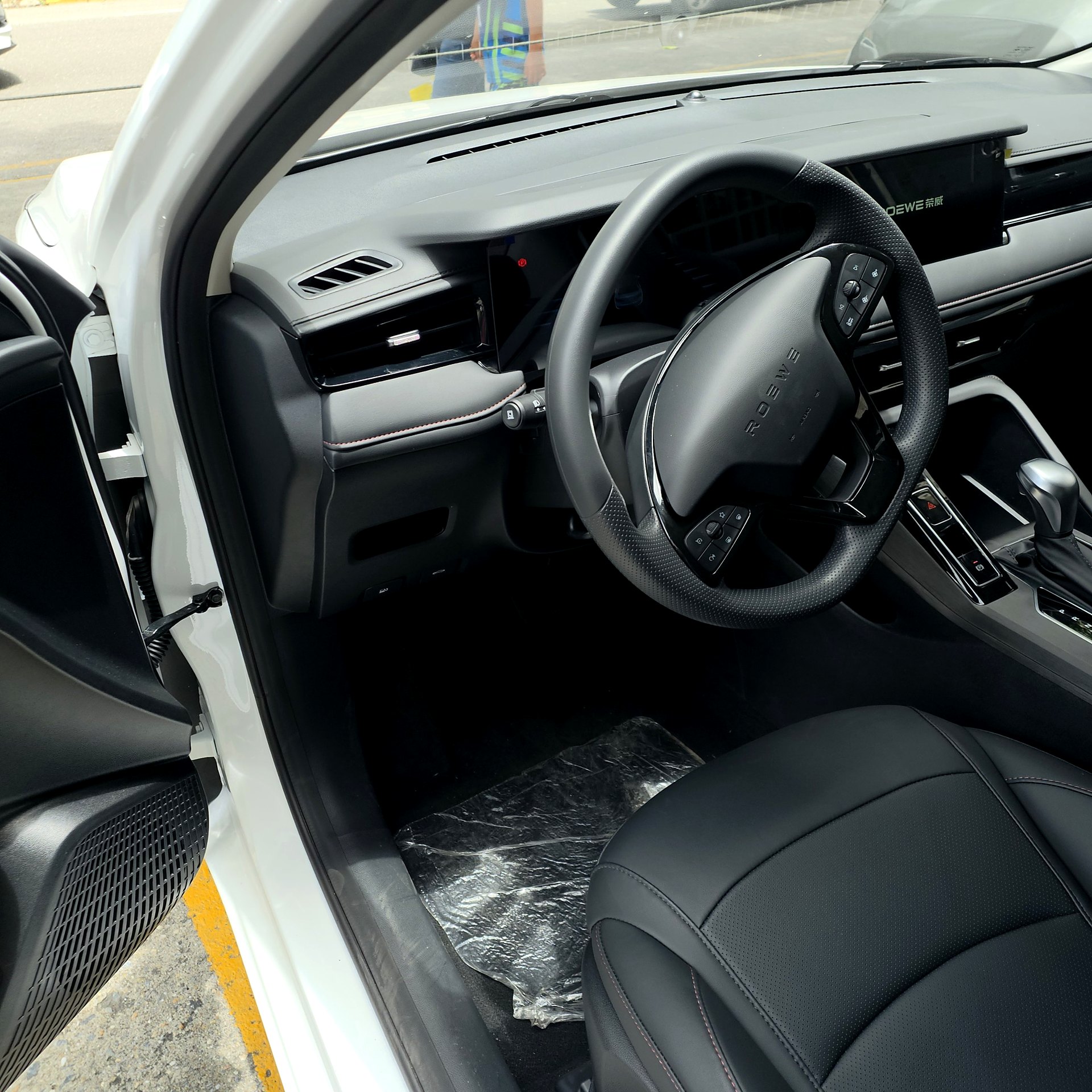 Puesto de conducción del ROEWE i5 automático: volante multifunción, tablero digital y asiento en cuero sintético