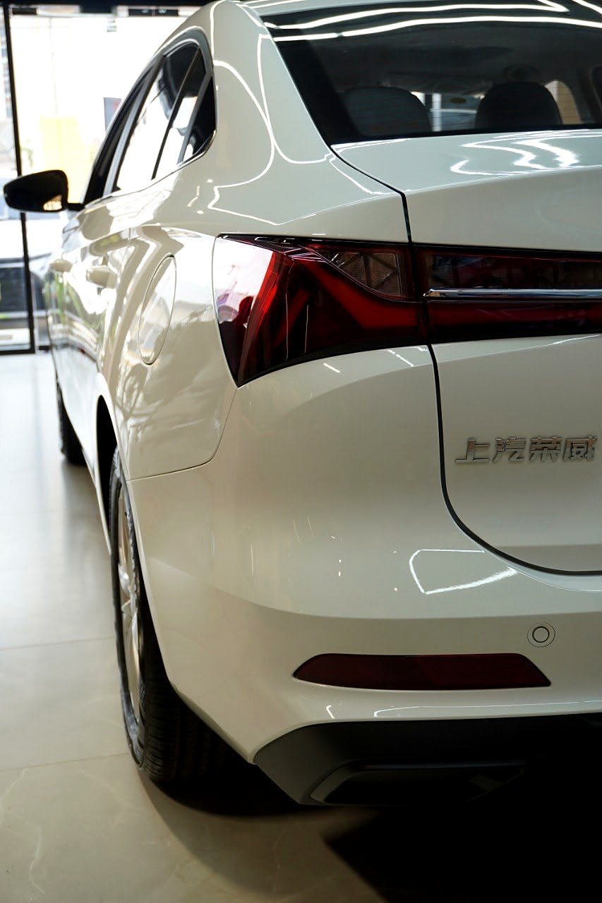 Emblema trasero de SAIC ROEWE en caracteres chinos sobre el ROEWE i5