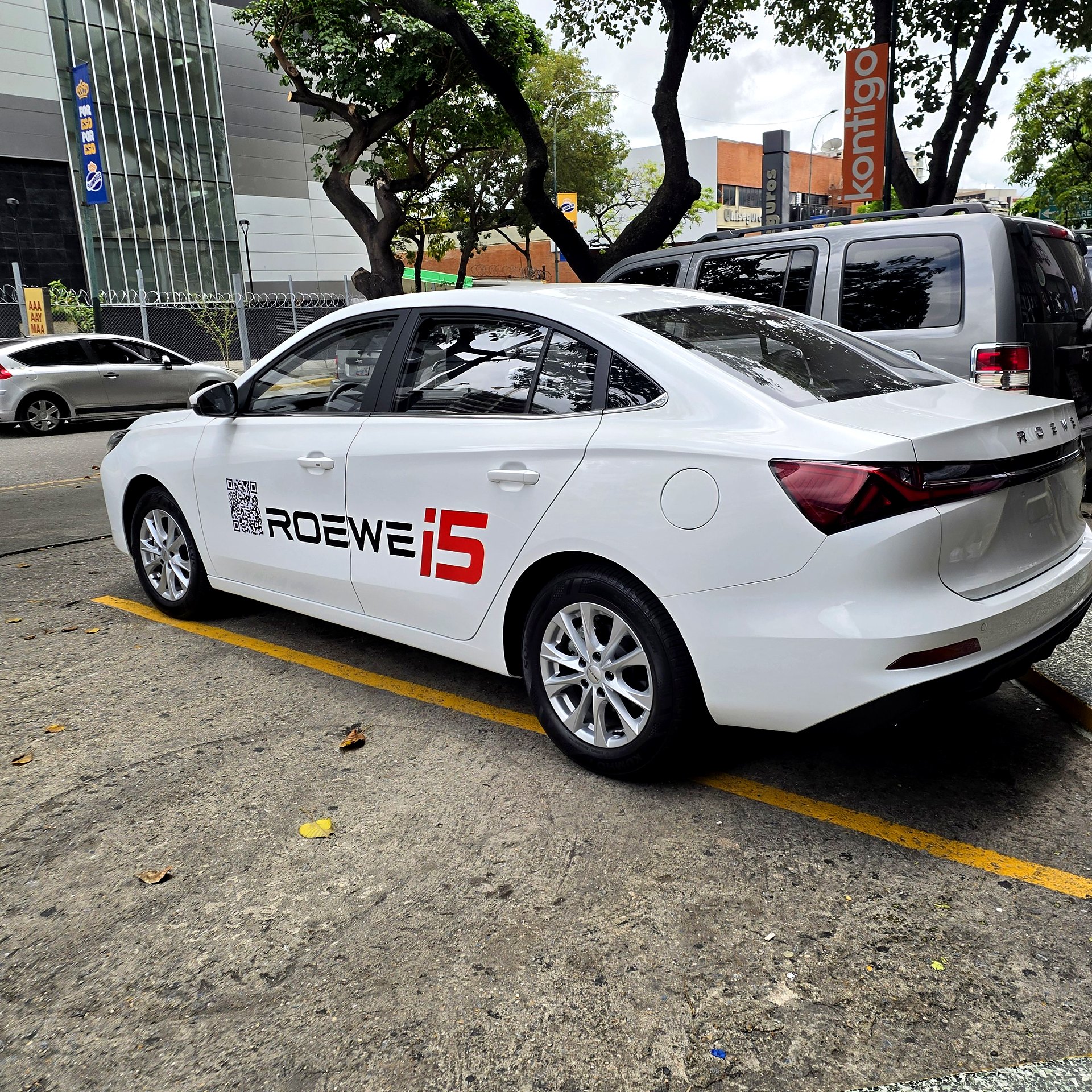 ROEWE i5 sedán blanco de 4 puertas, vista lateral trasera en una calle de Caracas