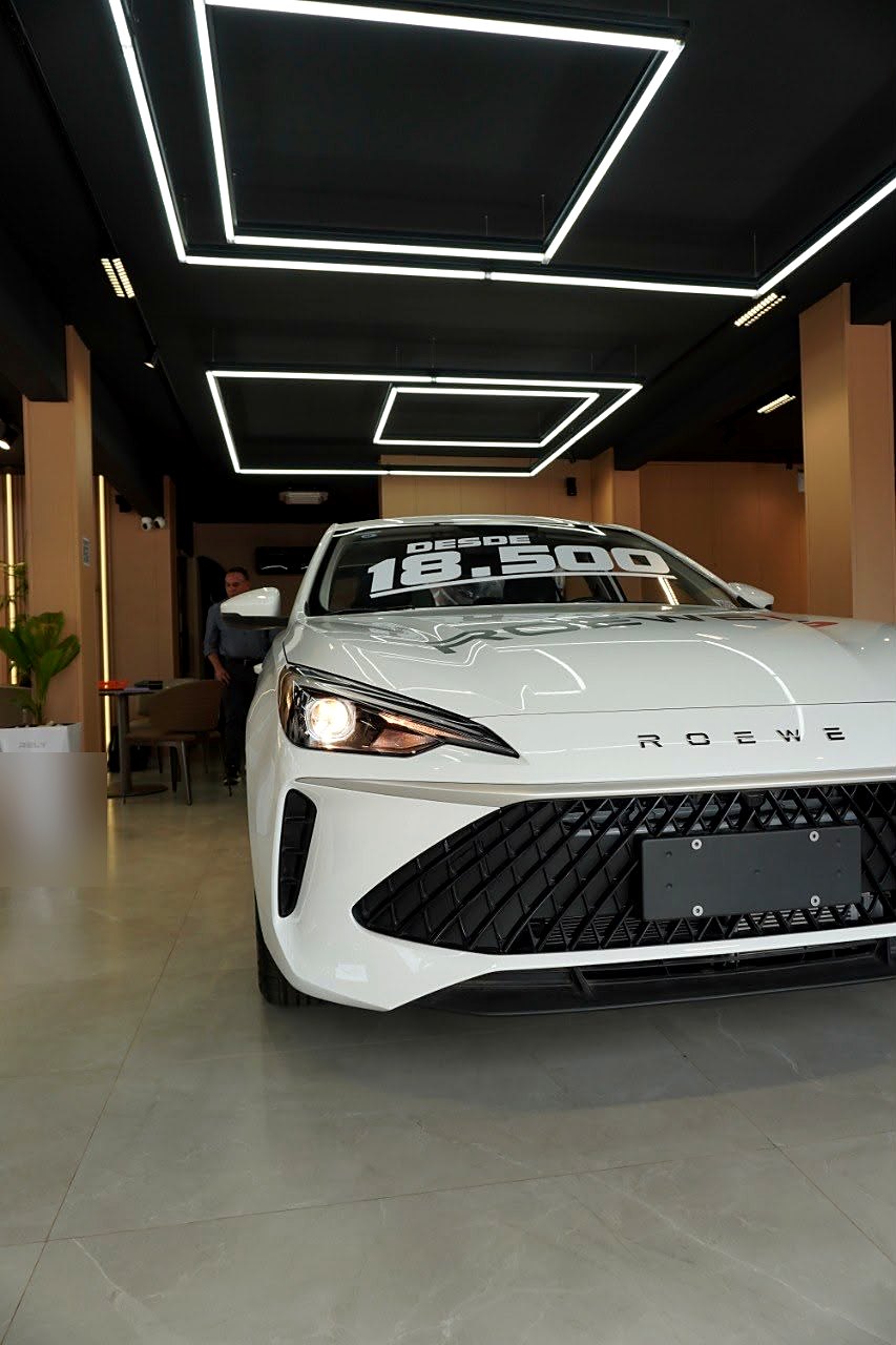 ROEWE i5 blanco de frente en showroom en Venezuela con faros encendidos