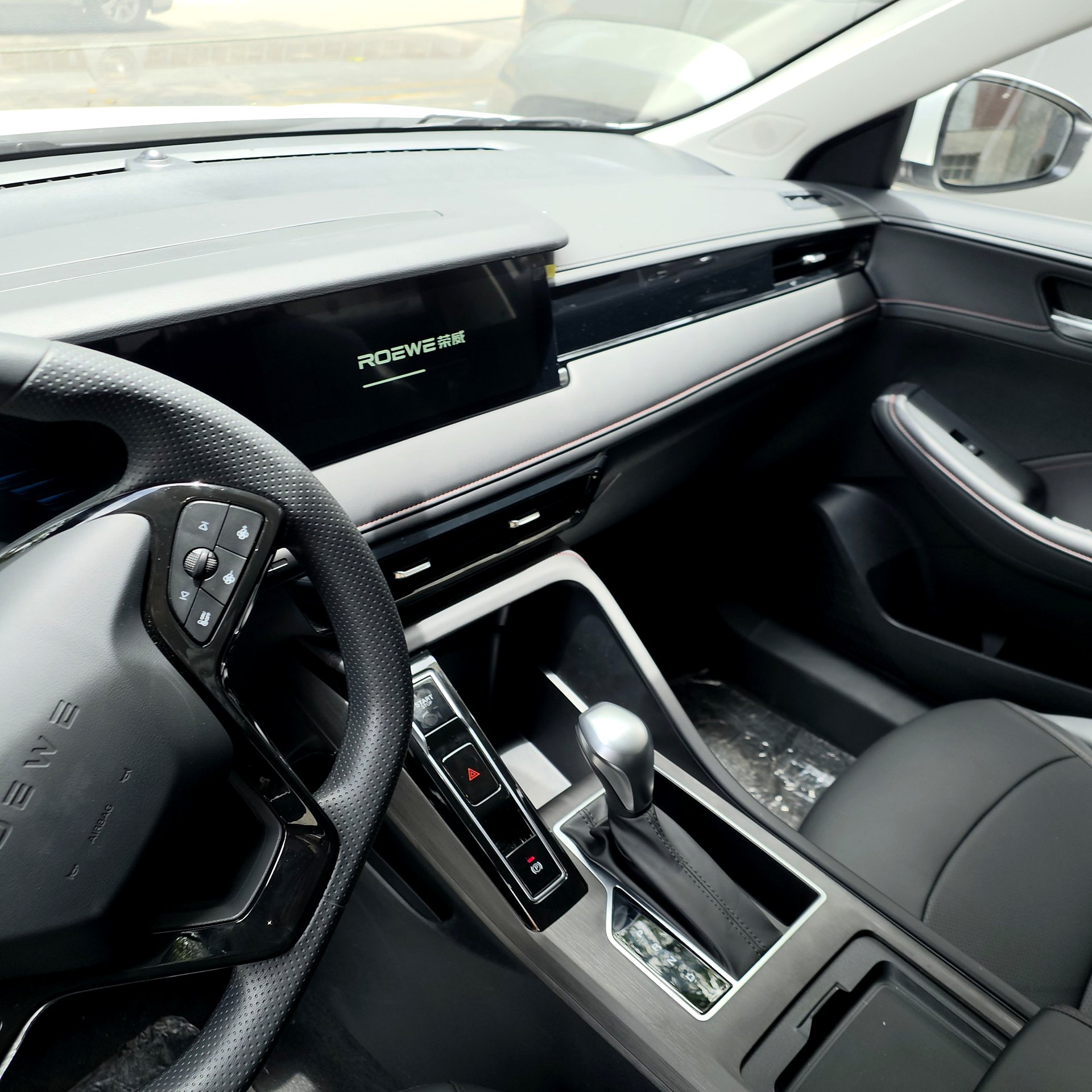 Tablero del ROEWE i5 con pantalla de 10,25 pulgadas, botón start/stop, freno eléctrico y palanca automática
