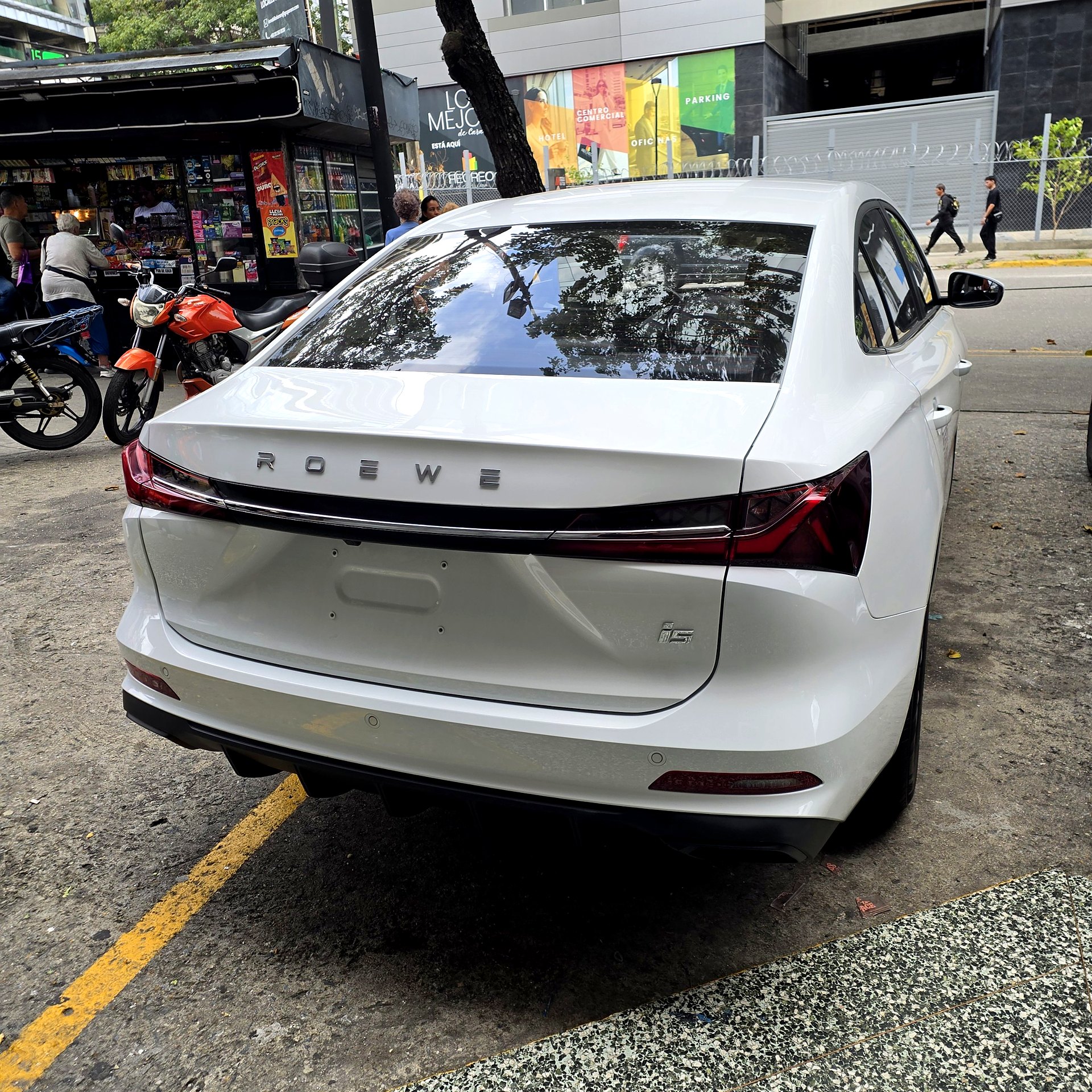 Parte trasera del ROEWE i5 con barra de luz, logo ROEWE y emblema i5, en Caracas