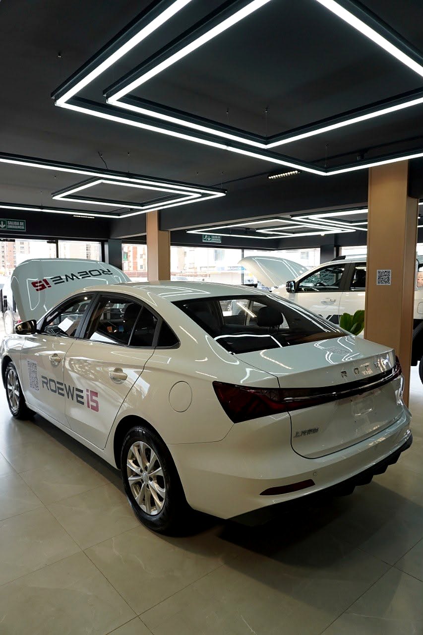 ROEWE i5 blanco en exhibición en showroom de Venezuela, vista trasera tres cuartos