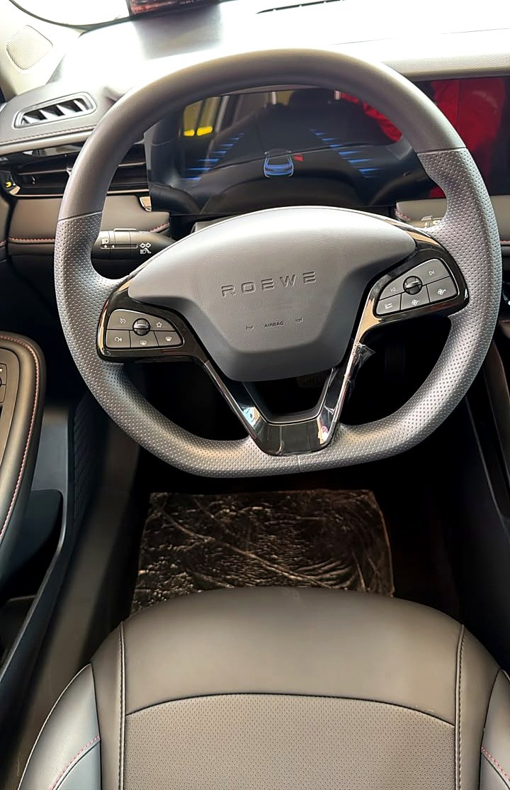 Volante multifunción del ROEWE i5 con controles de audio y crucero