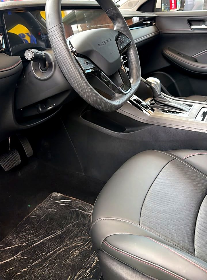 Volante con logo ROEWE, palanca automática y asiento en cuero sintético del ROEWE i5