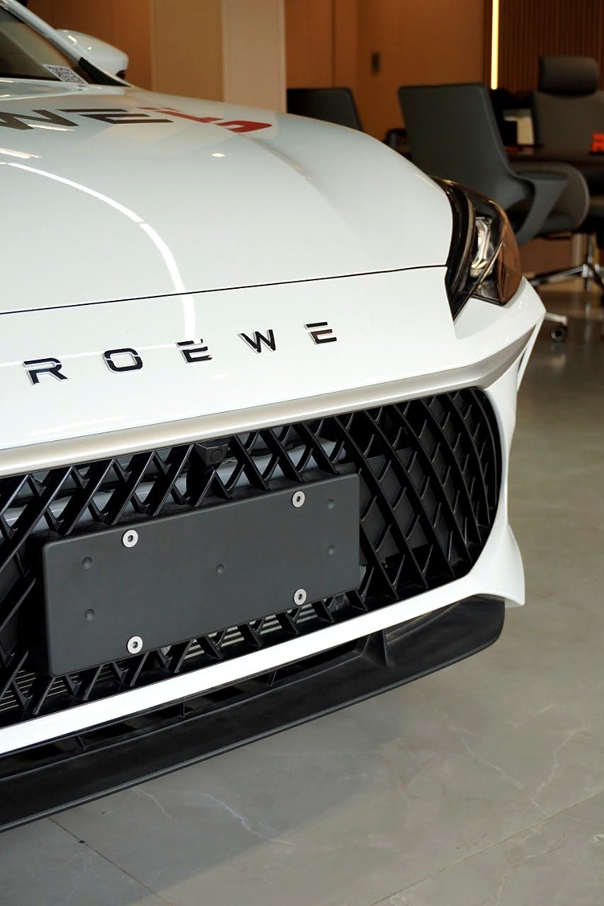 Logotipo ROEWE en letras separadas sobre la parrilla del i5